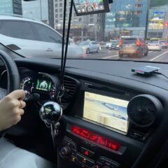 어둠 속 운전 고개 숙이기